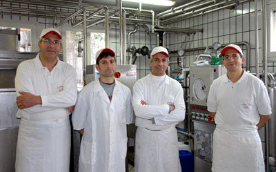 Il team del Caseificio Perrusio in laboratorio